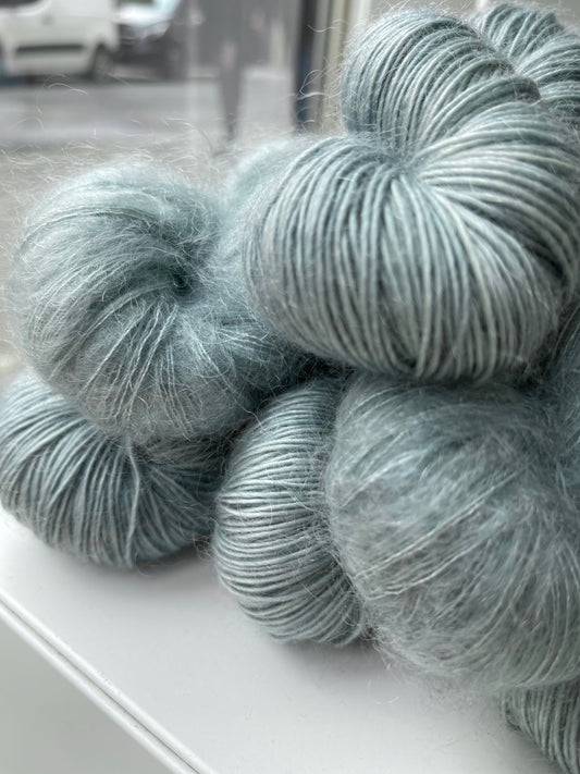 Laine Bellezza Fingering mérinos kid mohair Eucalyptus vert-gris teinte main Wooliette