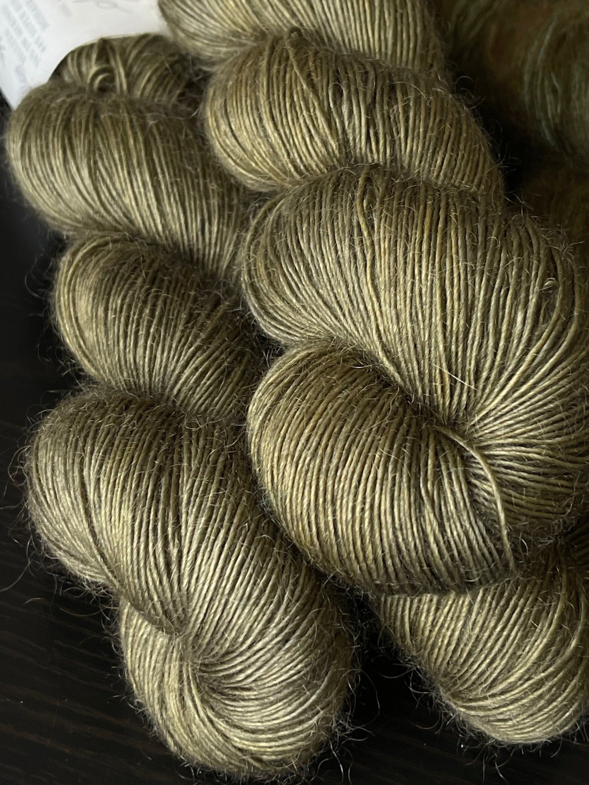 Écheveau laine single mérinos mohair fingering Olivia 100g 400m vert kaki olive Wooliette