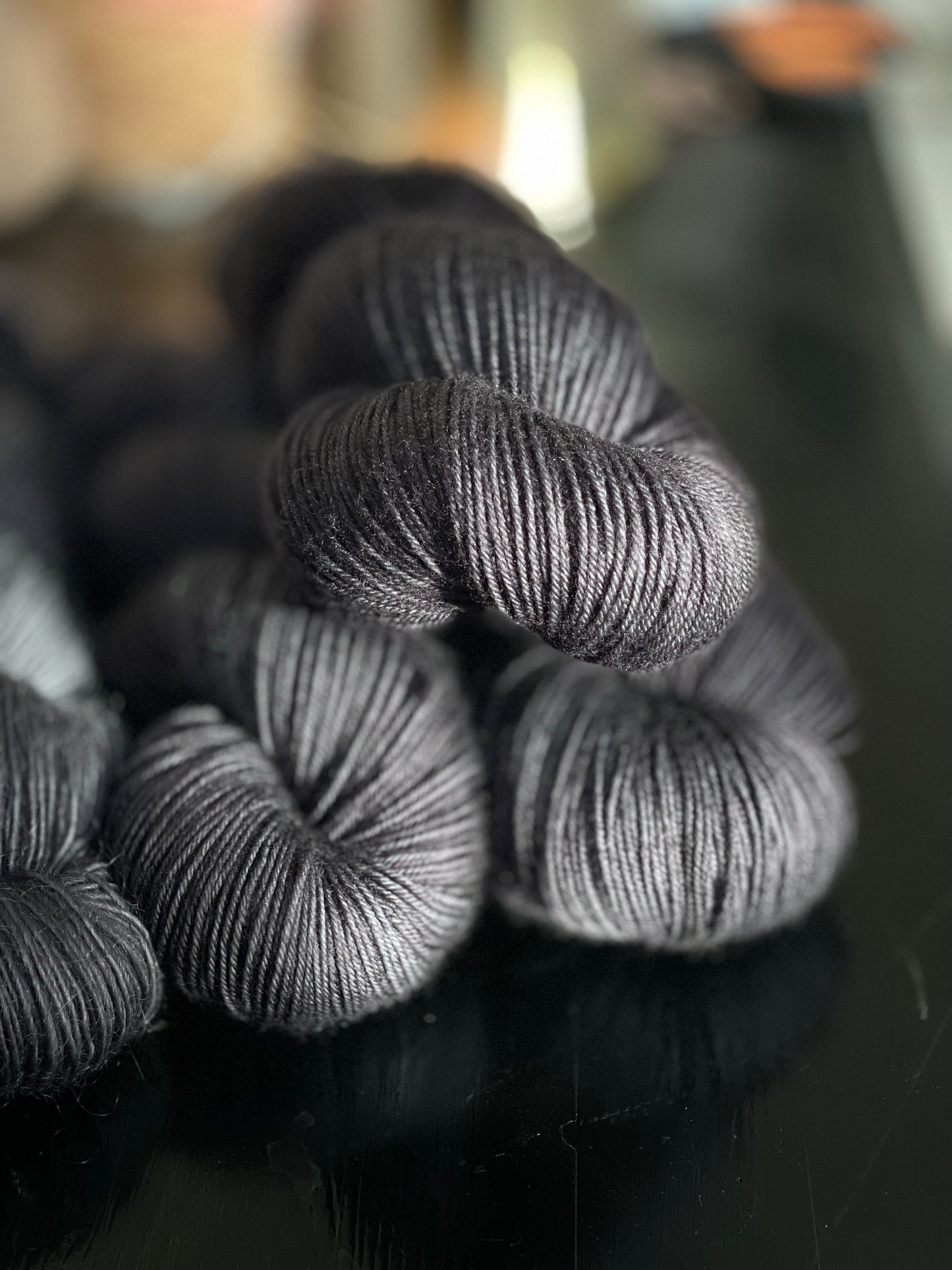 Laine Cybele Fingering mérinos nylon Blacklisted noir anthracite teinte main Wooliette