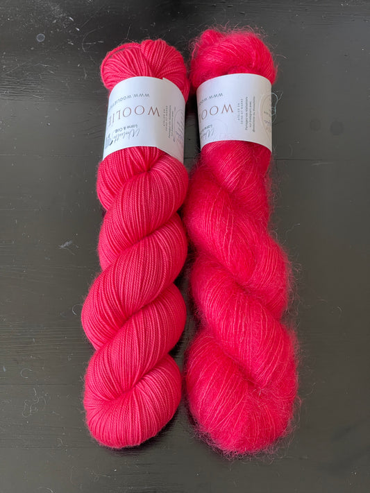 Laine Portofino Fingering 100% mérinos extra-fine coloris Starlette rouge framboise teinte main Wooliette
