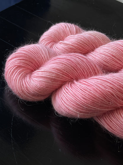 Écheveau laine single mérinos mohair fingering Sweetie 100g 400m rose pivoine soutenu Wooliette