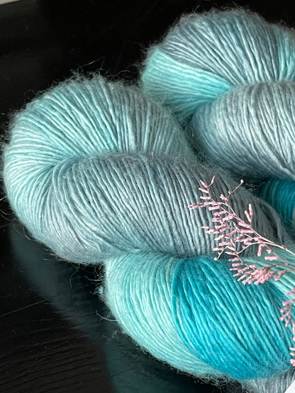 Felicia Single merino fingering Waves