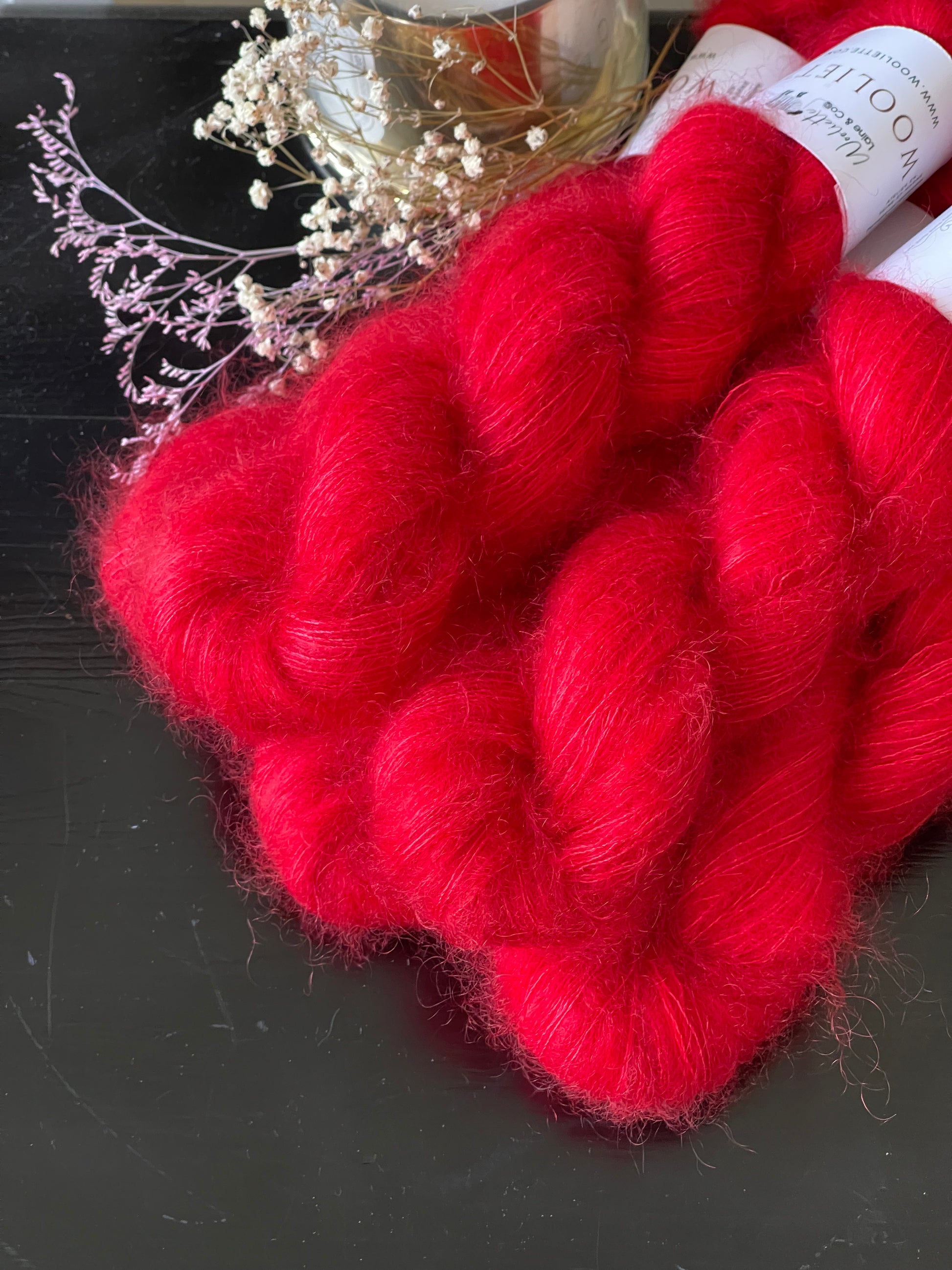 Laine Doucette kid mohair et soie Brittany rouge intense teinte main Wooliette