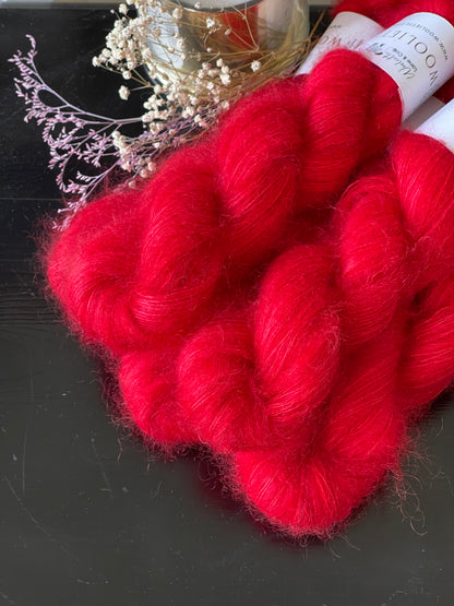Laine Doucette kid mohair et soie Brittany rouge intense teinte main Wooliette